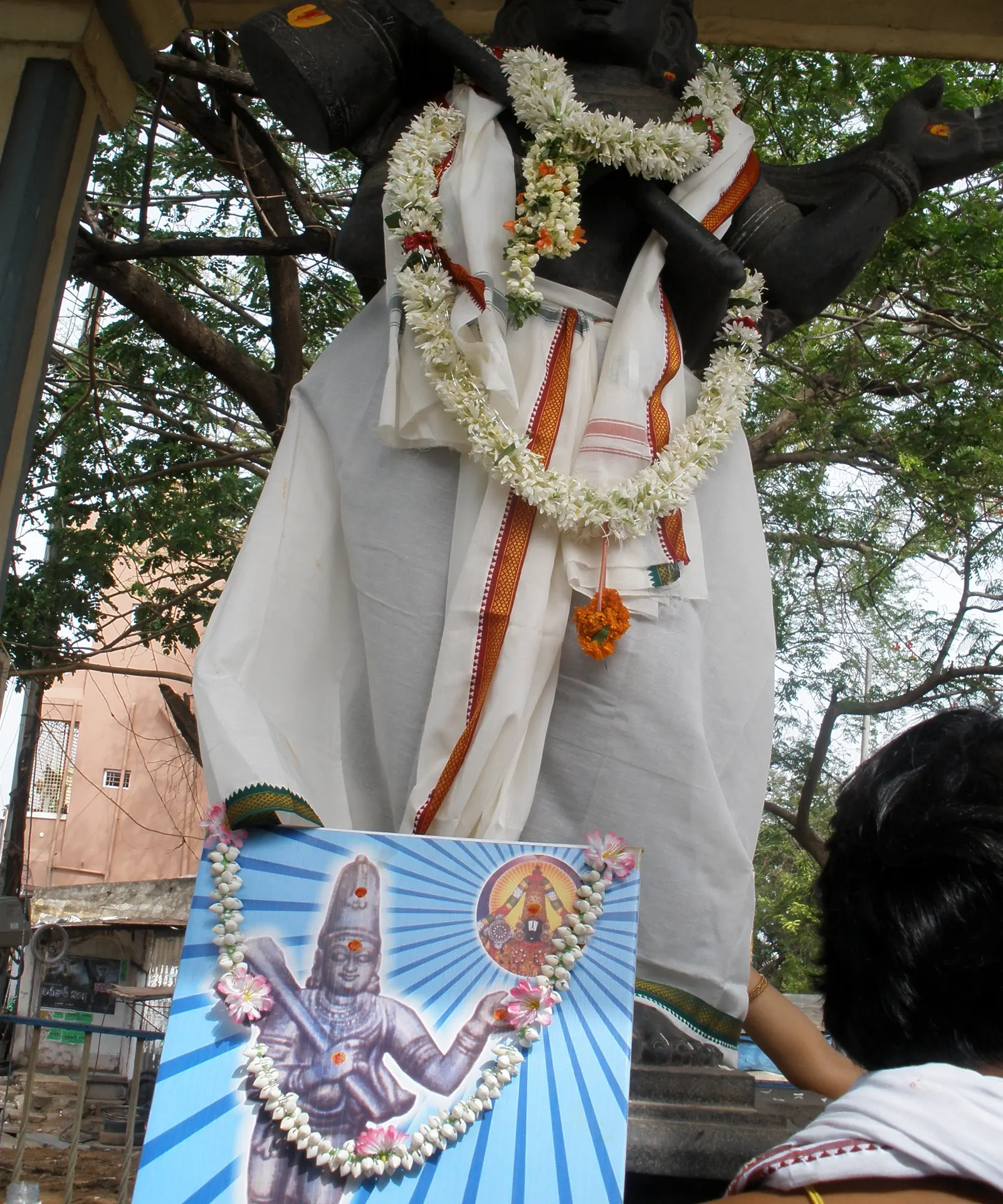 Statue at the Mandapam, Cuddapah — 22 May 1997.